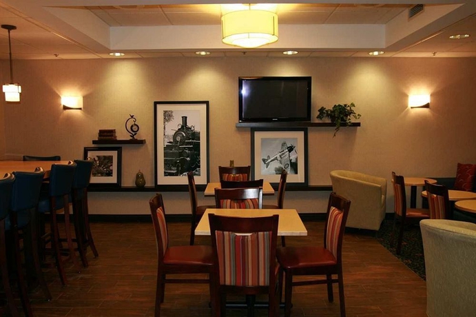 Imagen del bar/restaurante del Hotel Hampton Inn Chicago Elgin I 90. Foto 2