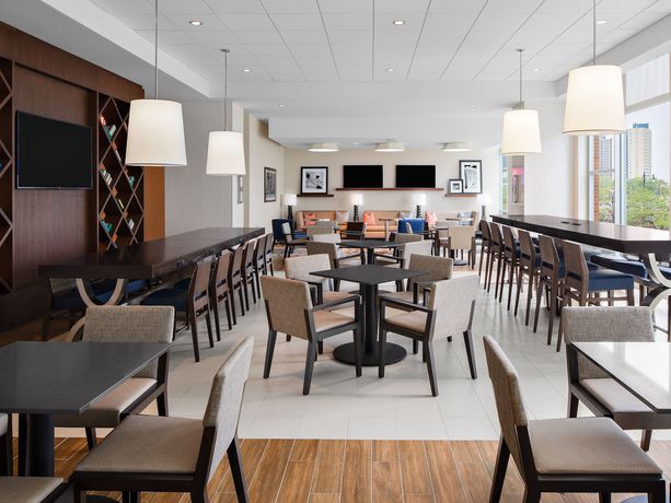 Imagen del bar/restaurante del Hotel Hampton Inn Chicago McCormick Place. Foto 6