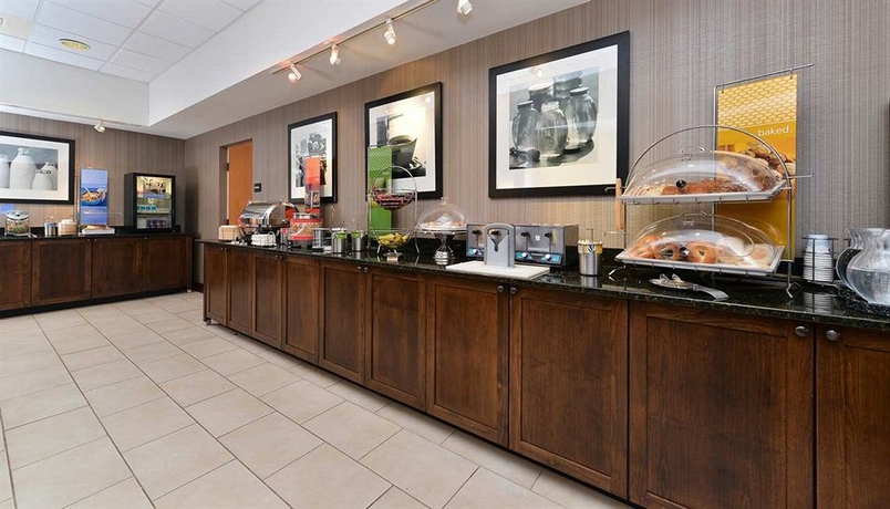 Imagen del bar/restaurante del Hotel Hampton Inn Chicago-carol Stream. Foto 2