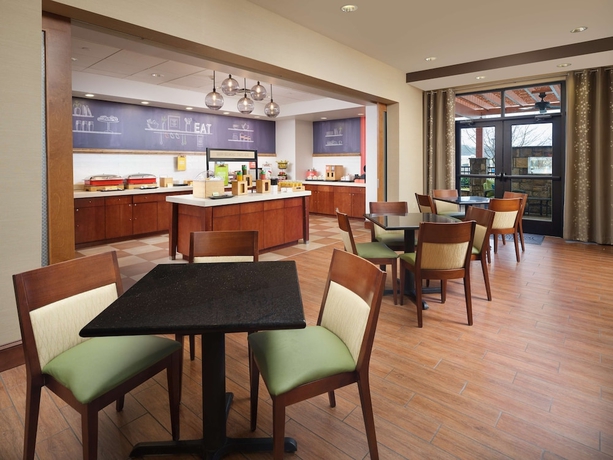 Imagen del bar/restaurante del Hotel Hampton Inn Cleveland Tennessee. Foto 5