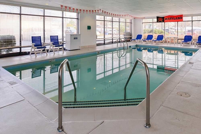 Imagen de la piscina del Hotel Hampton Inn College Park. Foto 16