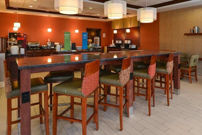 Imagen de los interiores del Hotel Hampton Inn College Park. Foto 13