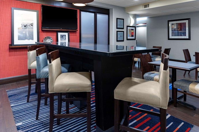Imagen de los interiores del Hotel Hampton Inn Columbia. Foto 18