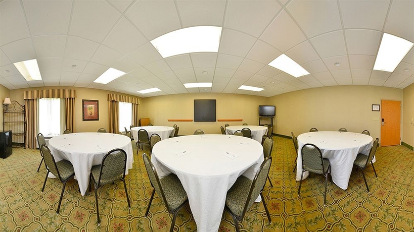 Imagen de los interiores del Hotel Hampton Inn Cortland. Foto 12