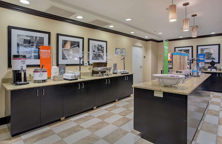 Imagen del bar/restaurante del Hotel Hampton Inn Covington, Ga. Foto 3