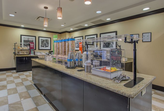 Imagen del bar/restaurante del Hotel Hampton Inn Covington, Ga. Foto 5