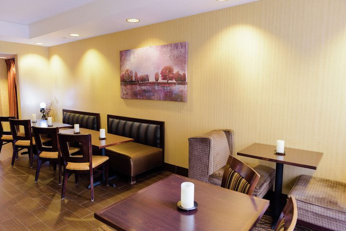 Imagen de los interiores del Hotel Hampton Inn Eau Claire. Foto 15
