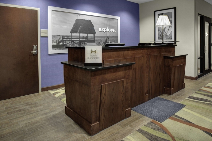 Imagen de los interiores del Hotel Hampton Inn Elkhorn Lake Geneva Area. Foto 14