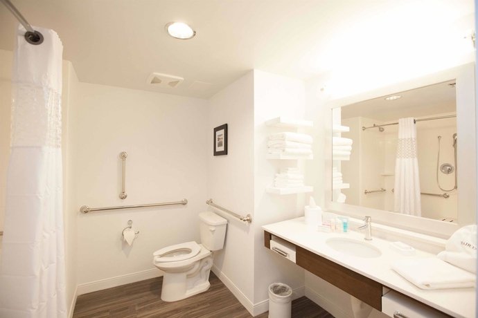 Imagen de la habitación del Hotel Hampton Inn Emerson Lakepoint. Foto 4