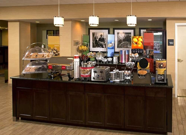 Imagen del bar/restaurante del Hotel Hampton Inn Fairfax City. Foto 2