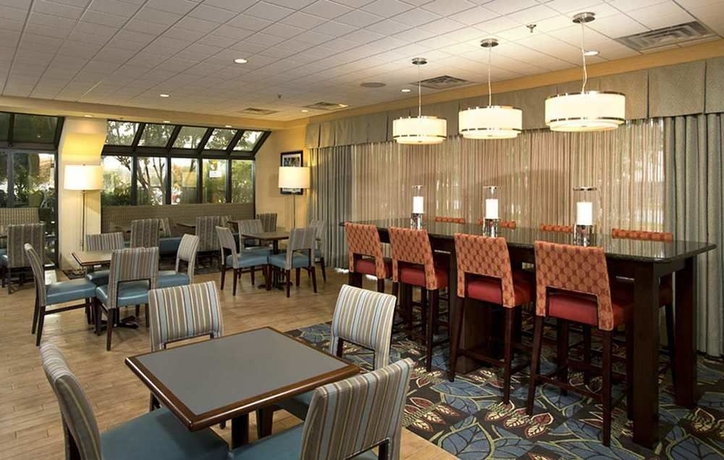 Imagen del bar/restaurante del Hotel Hampton Inn Fairfax City. Foto 3