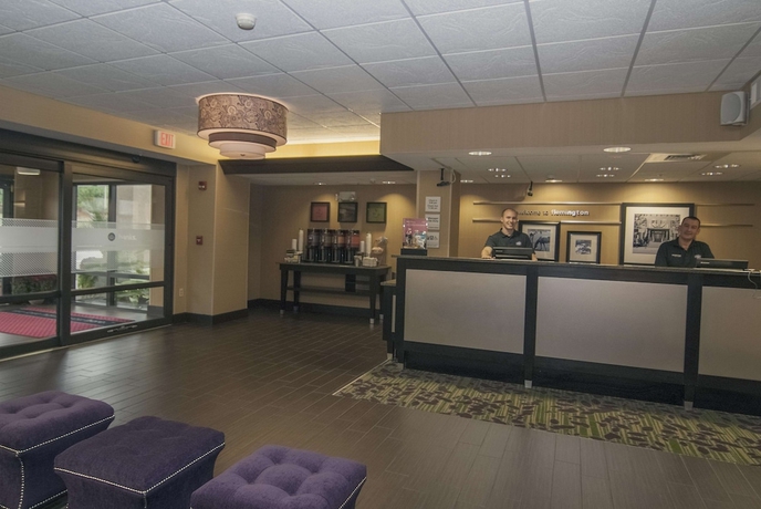 Imagen de los interiores del Hotel Hampton Inn Flemington. Foto 16