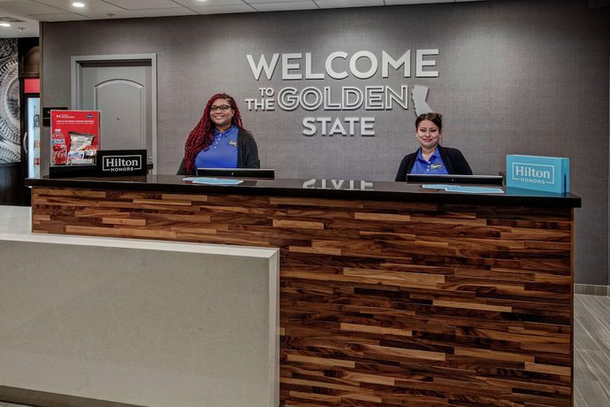 Imagen de los interiores del Hotel Hampton Inn Fresno Airport. Foto 18