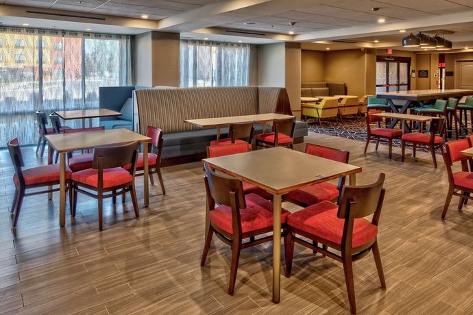 Imagen de los interiores del Hotel Hampton Inn Fresno Airport. Foto 19