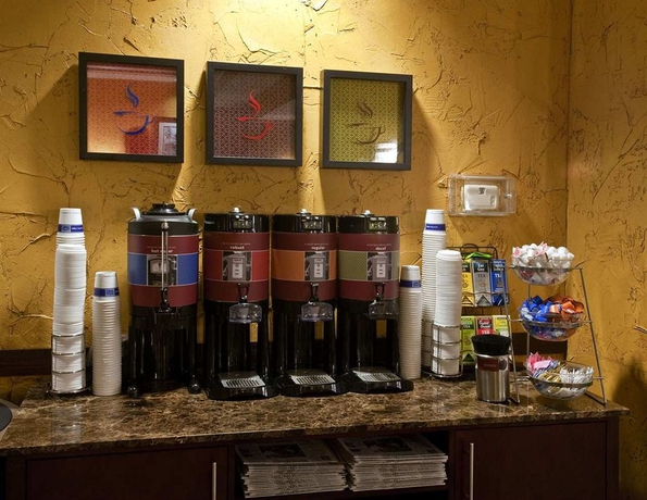 Imagen del bar/restaurante del Hotel Hampton Inn Ft. Lauderdale Airport North Cruise Port. Foto 4