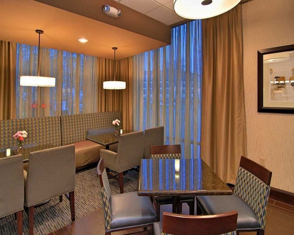Imagen del bar/restaurante del Hotel Hampton Inn Gainesville. Foto 2