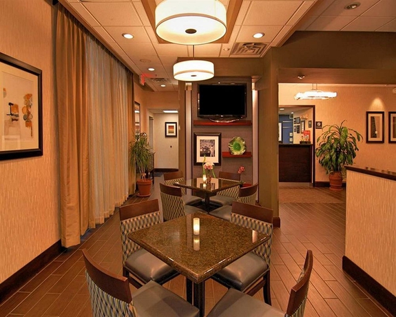 Imagen del bar/restaurante del Hotel Hampton Inn Gainesville. Foto 3