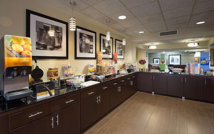 Imagen del bar/restaurante del Hotel Hampton Inn Gainesville, Gainesville. Foto 2