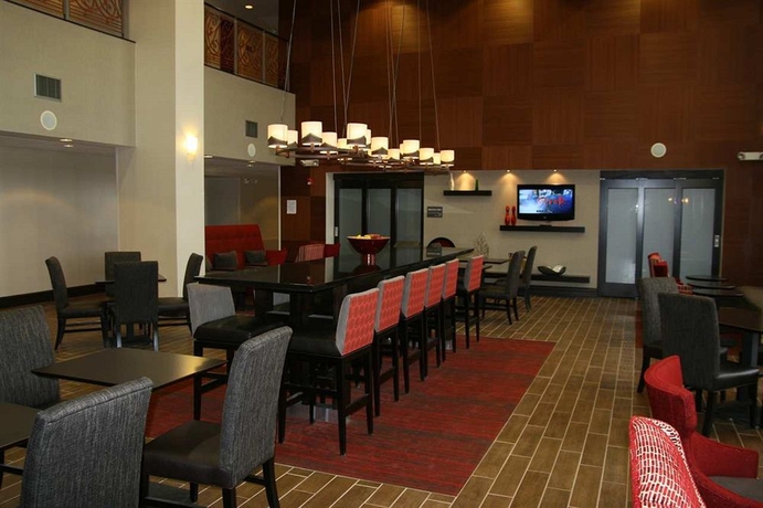 Imagen del bar/restaurante del Hotel Hampton Inn Garden City, Garden City. Foto 4