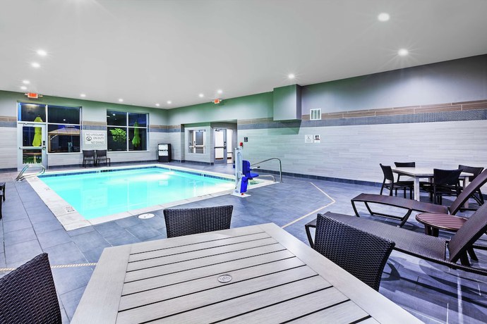 Imagen de la piscina del Hotel Hampton Inn Gardner Conference Center. Foto 20