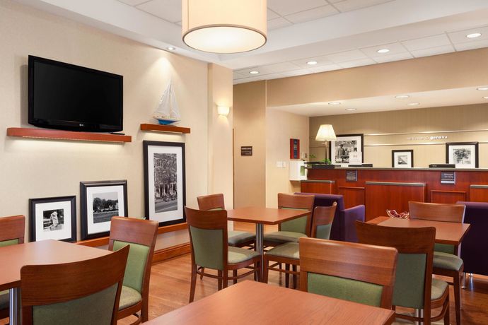 Imagen del bar/restaurante del Hotel Hampton Inn Geneva. Foto 2