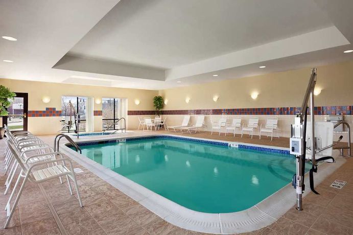 Imagen de la piscina del Hotel Hampton Inn Geneva. Foto 7
