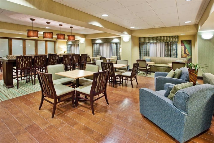 Imagen de los interiores del Hotel Hampton Inn Gonzales. Foto 11