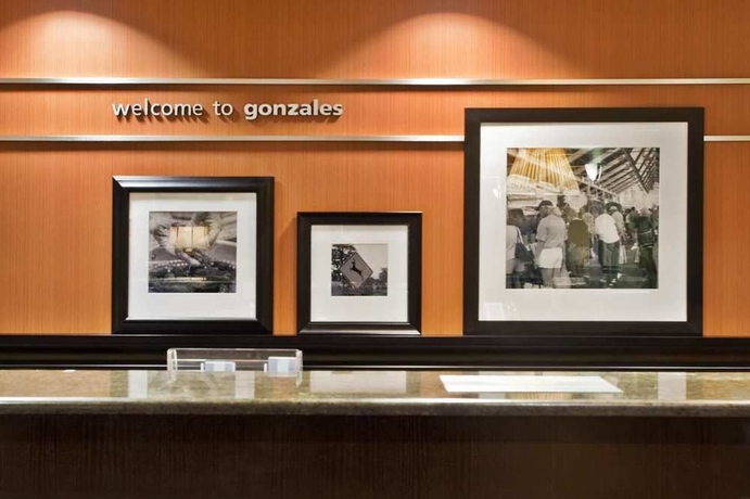 Imagen de los interiores del Hotel Hampton Inn Gonzales. Foto 13