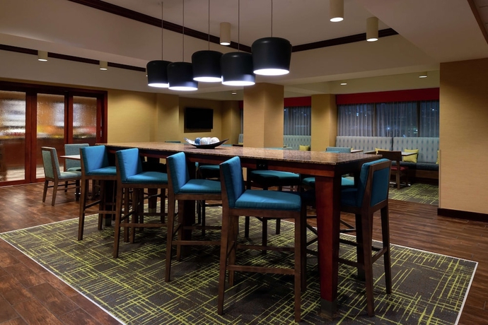 Imagen de los interiores del Hotel Hampton Inn Greensboro-airport. Foto 17