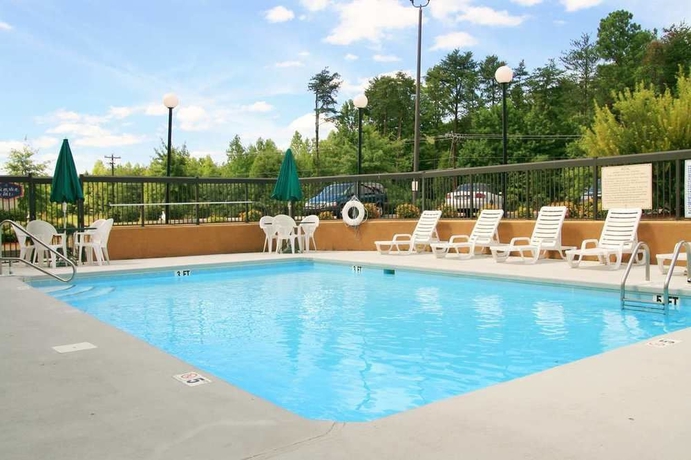 Imagen de la piscina del Hotel Hampton Inn Greensboro-east. Foto 7