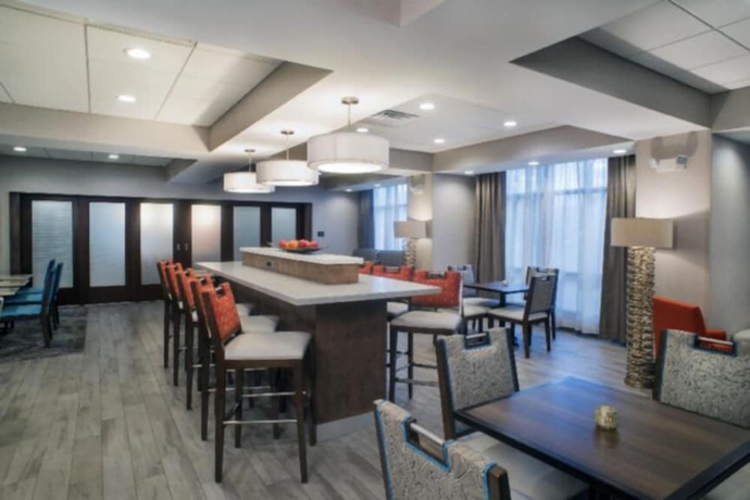 Imagen del bar/restaurante del Hotel Hampton Inn Gulf Shores. Foto 2