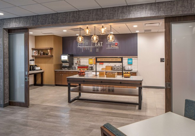 Imagen del bar/restaurante del Hotel Hampton Inn Hastings. Foto 6