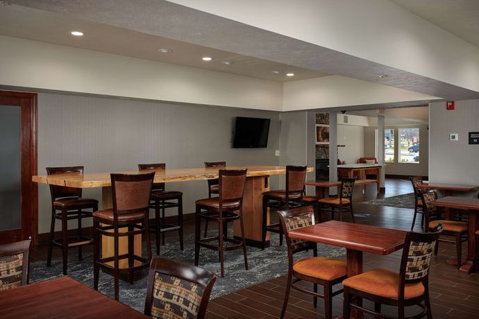 Imagen del bar/restaurante del Hotel Hampton Inn Helena. Foto 3