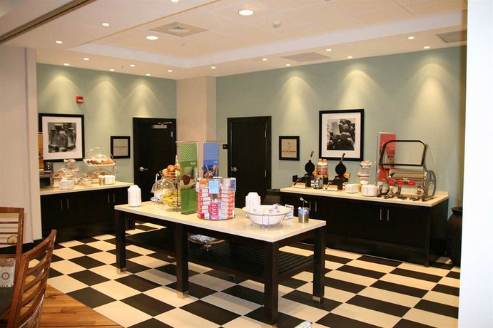 Imagen del bar/restaurante del Hotel Hampton Inn Hickory. Foto 5