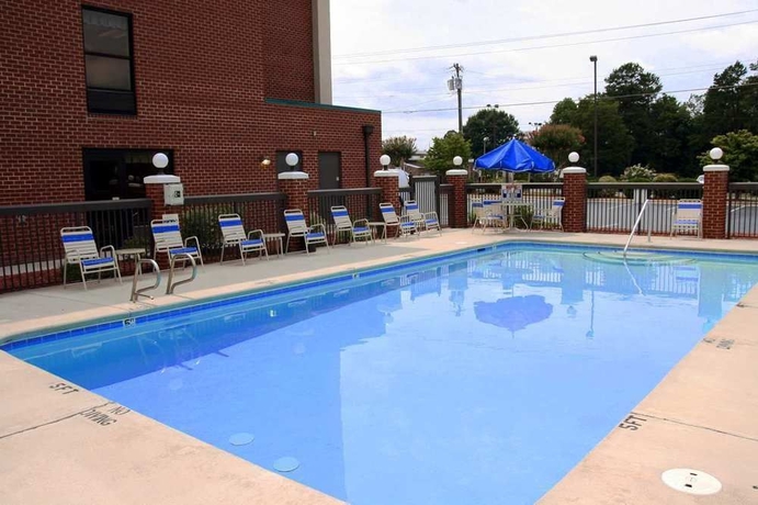 Imagen de la piscina del Hotel Hampton Inn High Point. Foto 16