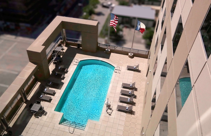 Imagen de la piscina del Hotel Hampton Inn Houston Downtown. Foto 18
