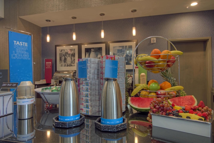 Imagen del bar/restaurante del Hotel Hampton Inn Houston I-10 East. Foto 3