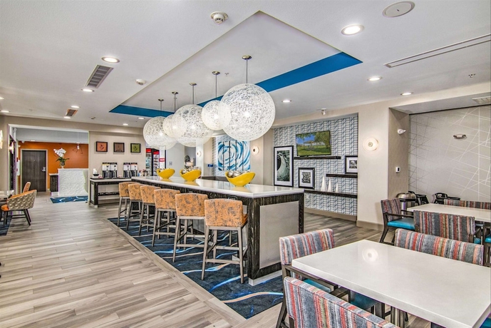 Imagen de los interiores del Hotel Hampton Inn Houston Nasa-johnson Space Center. Foto 15
