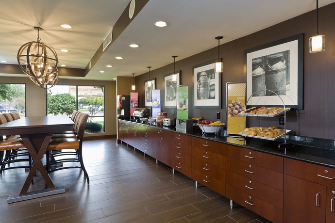 Imagen del bar/restaurante del Hotel Hampton Inn Houston/stafford. Foto 3
