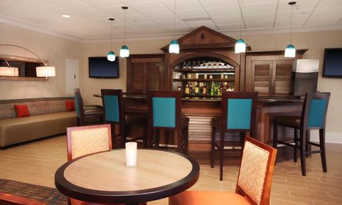 Imagen del bar/restaurante del Hotel Hampton Inn Jacksonville Beach/Oceanfront, FL. Foto 8