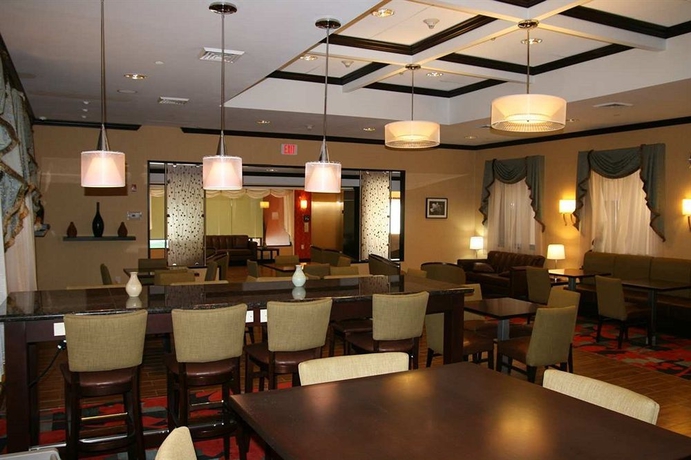 Imagen del bar/restaurante del Hotel Hampton Inn Jericho - Westbury. Foto 3