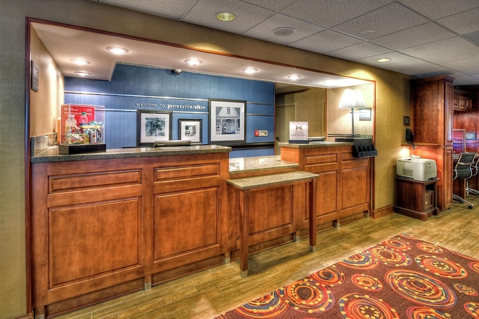 Imagen de los interiores del Hotel Hampton Inn Jonesville Elkin. Foto 17
