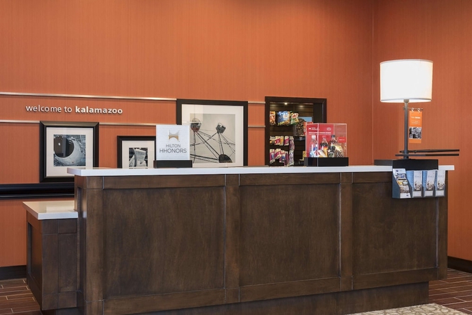 Imagen de los interiores del Hotel Hampton Inn Kalamazoo. Foto 18