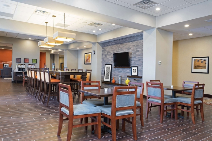 Imagen de los interiores del Hotel Hampton Inn Kalamazoo. Foto 19