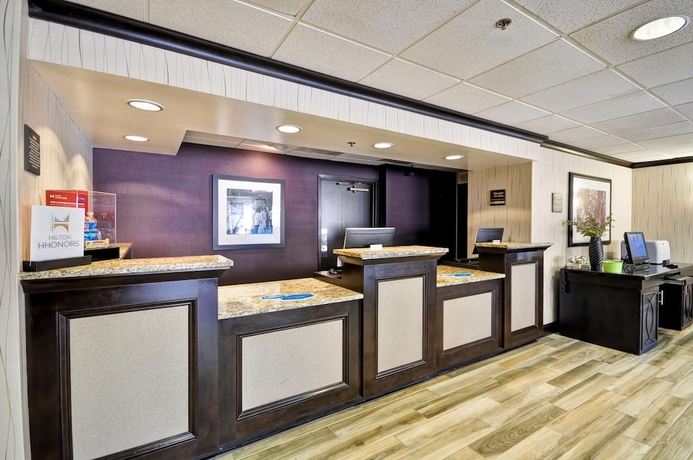 Imagen de los interiores del Hotel Hampton Inn Kansas City-airport. Foto 18