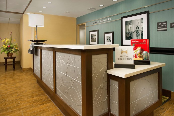 Imagen de los interiores del Hotel Hampton Inn Lake Charles. Foto 12