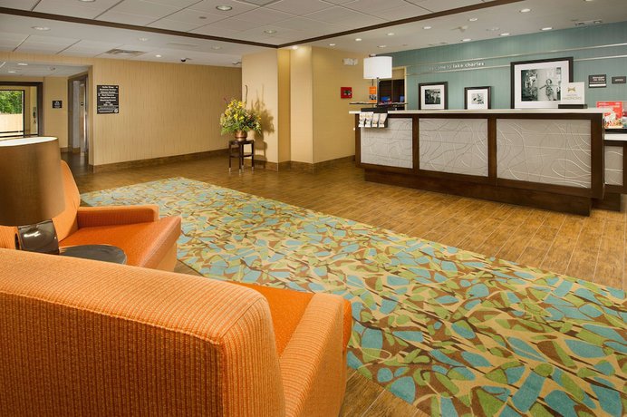 Imagen de los interiores del Hotel Hampton Inn Lake Charles. Foto 15