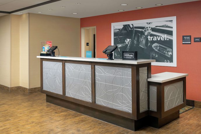Imagen de los interiores del Hotel Hampton Inn Lake Charles. Foto 18