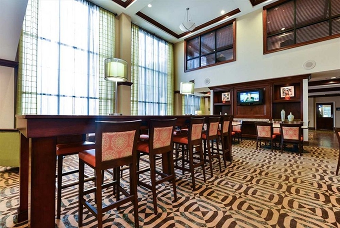 Imagen del bar/restaurante del Hotel Hampton Inn Linden. Foto 1