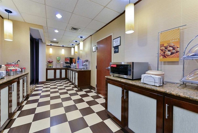 Imagen del bar/restaurante del Hotel Hampton Inn Linden. Foto 2